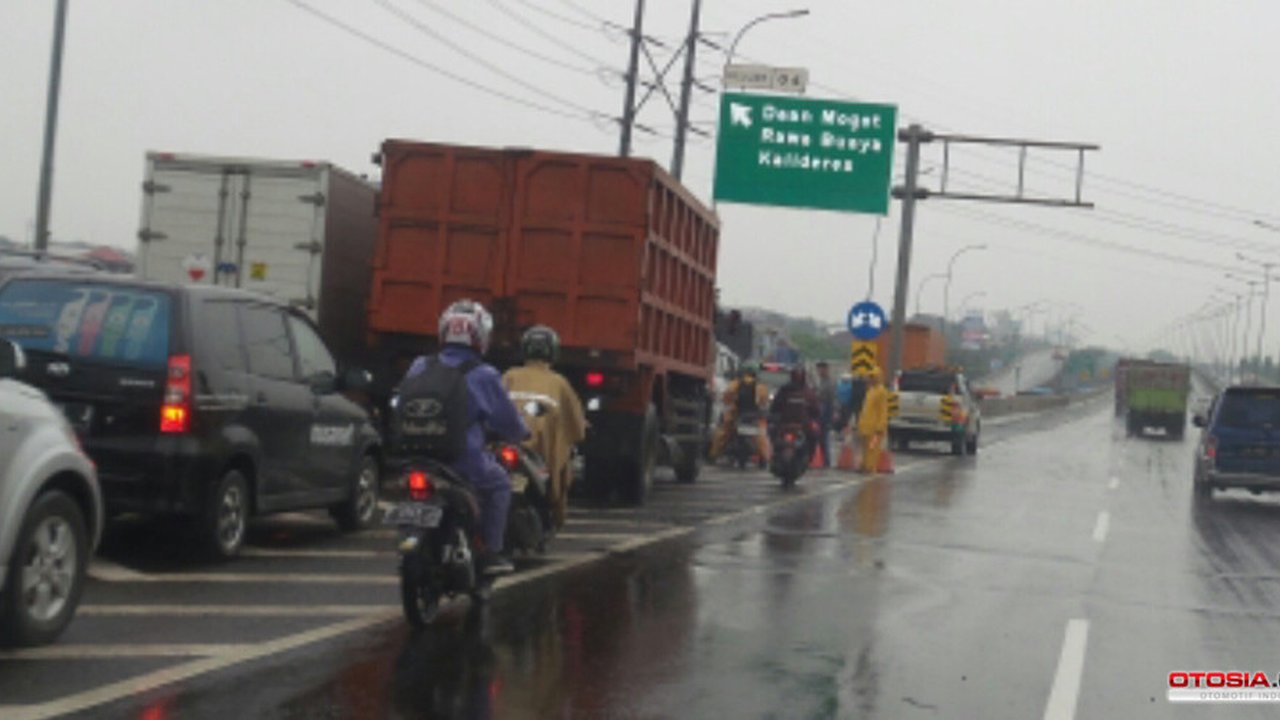 Hati-Hati! Bahaya Menerobos Banjir Menggunakan Sepeda Motor Matic