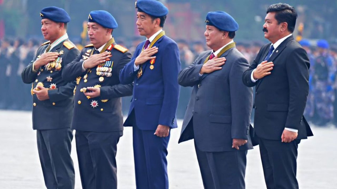 Semua Jenderal Bintang Empat Berdiri Gagah Temani Jokowi