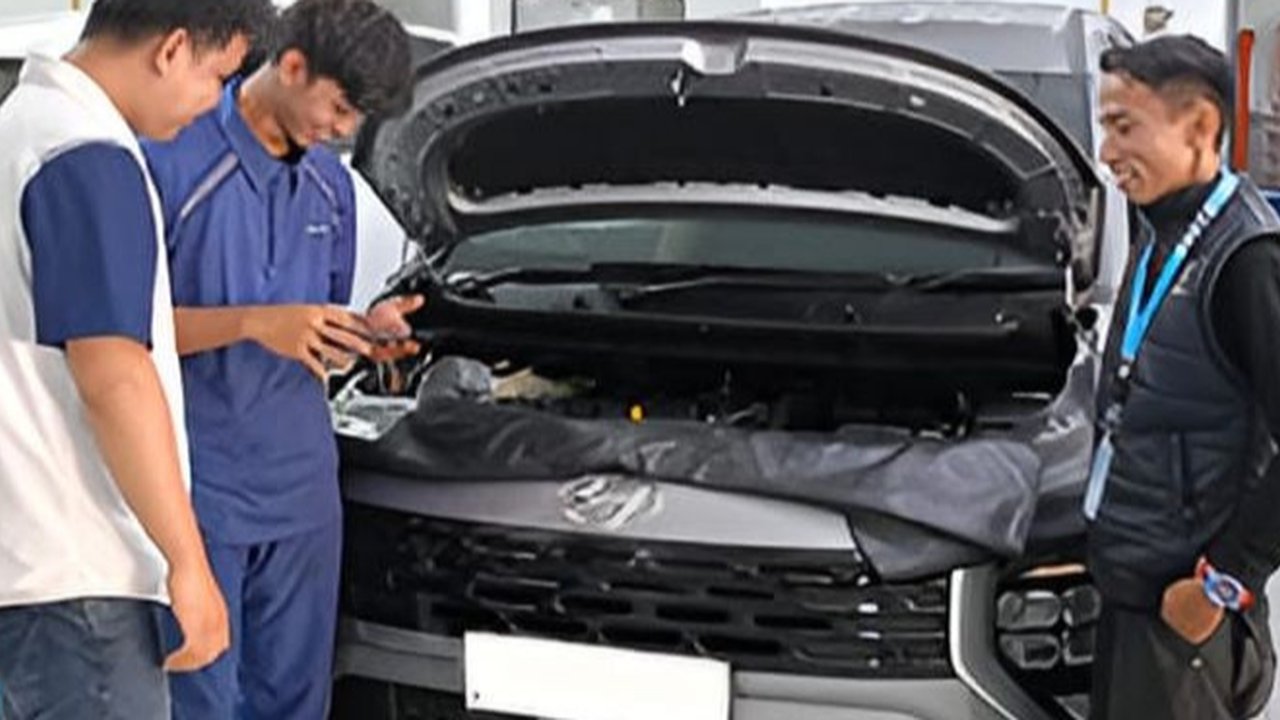 Cuci ruang mesin mobil dengan hati-hati agar tidak merusak komponen penting. Gunakan tips berikut agar hasilnya optimal dan aman.