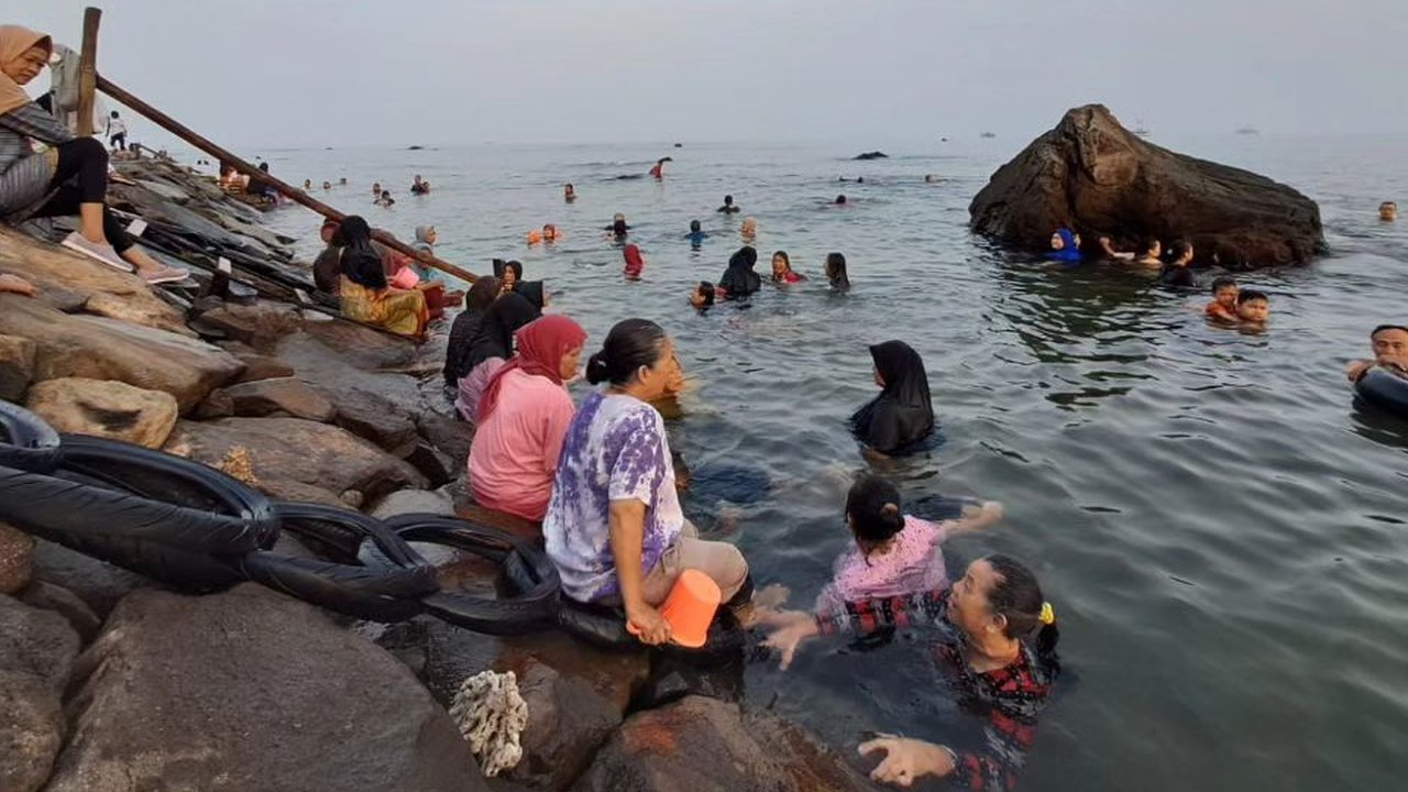 Terapi air panas di Pantai Boom Lampung Selatan