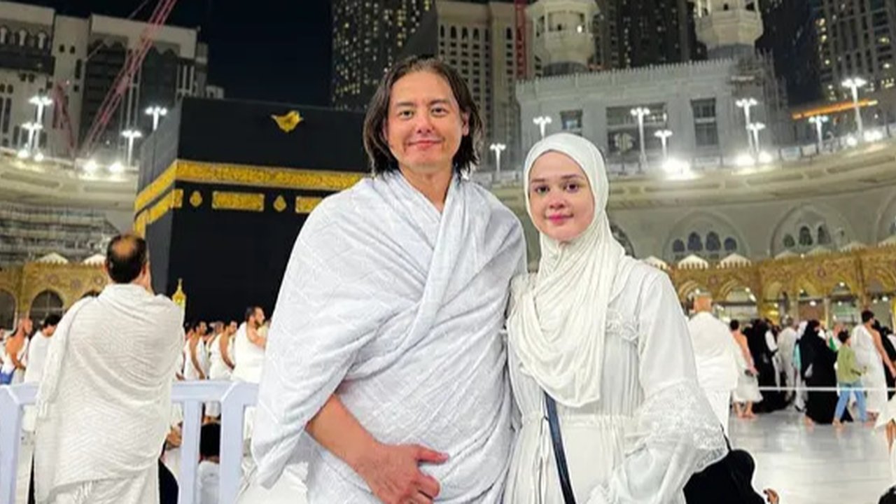 Momen Roger Danuarta dan Cut Meyriska jalani umrah. (sumber: Instagram/cutratumeyriska)
