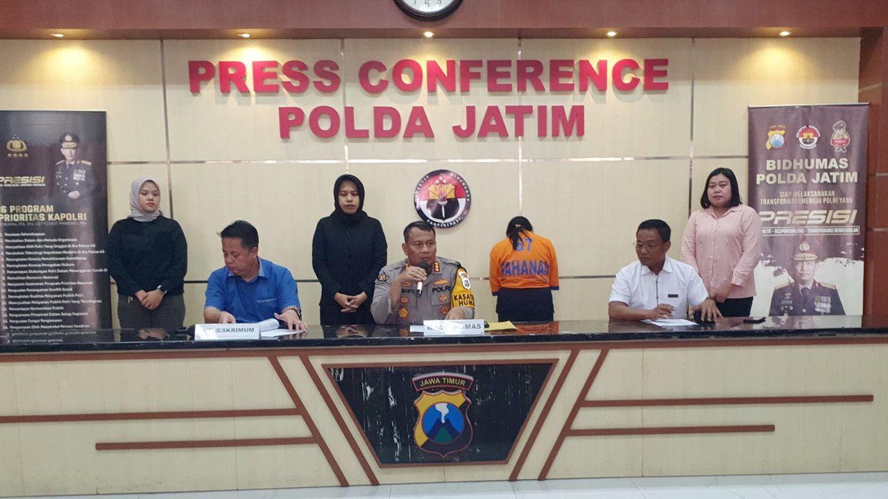 Pengasuh cekoki bayi dengan obat penggemuk badan