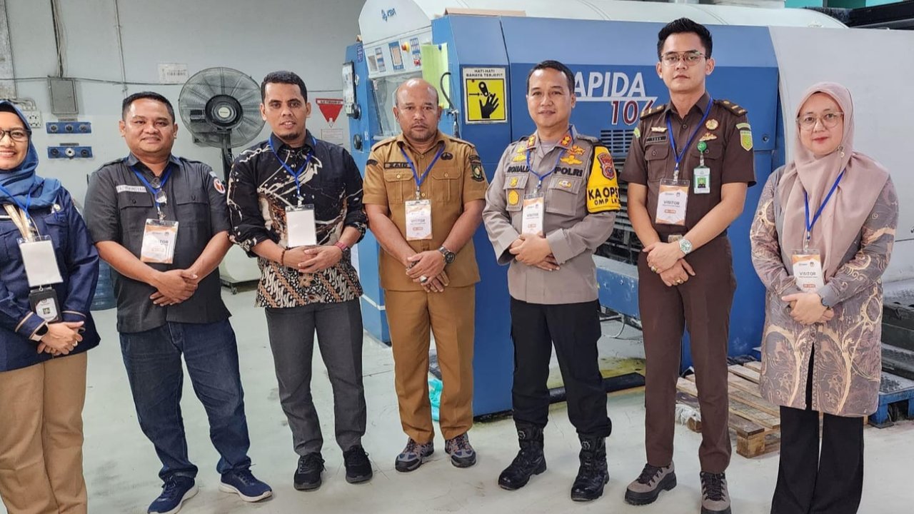 Kapolres & Ketua KPU Kampar Tinjau Proses Pencetakan Surat Suara Pilbup Kampar 2024