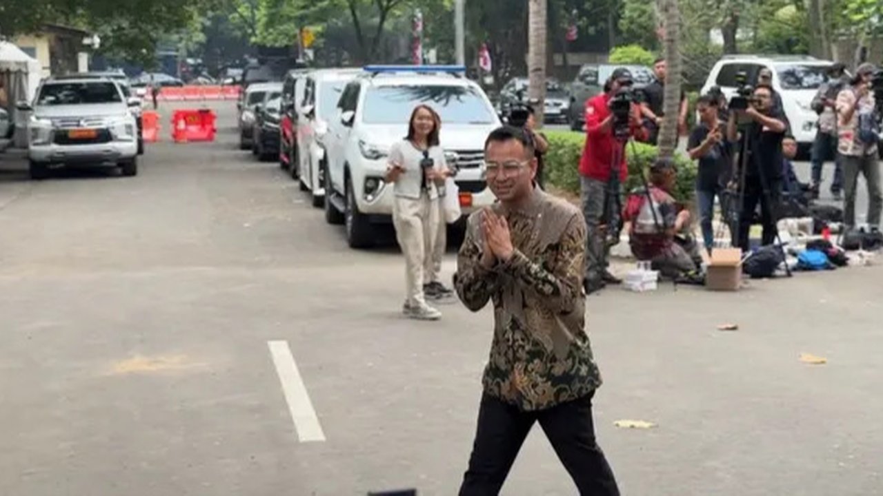 Legenda bulu tangkis Indonesia, Taufik Hidayat, mendatangi kediaman Presiden terpilih Prabowo Subianto di Kertanegara, Jakarta Selatan, Selasa (15/10/2024). (Liputan6.com/Nanda Perdana Put