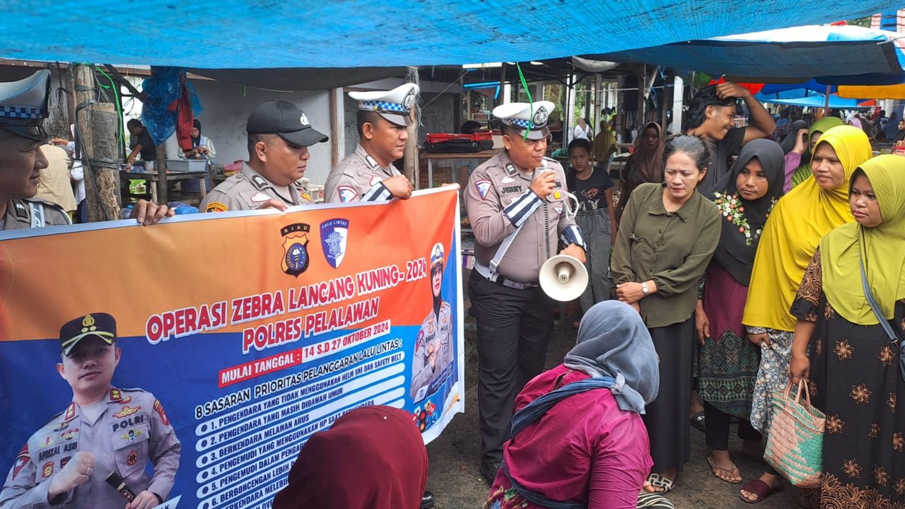 Polisi di Pasar Bandar Sei Kijang