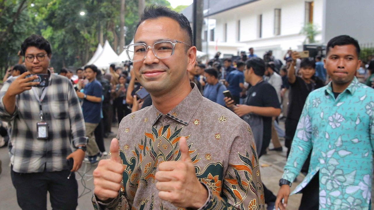 Artis yang juga pebisnis, Raffi Ahmad menyambangi kediaman Presiden terpilih Prabowo Subianto di Jalan Kertanegara IV, Jakarta, Selasa (15/10/2024).