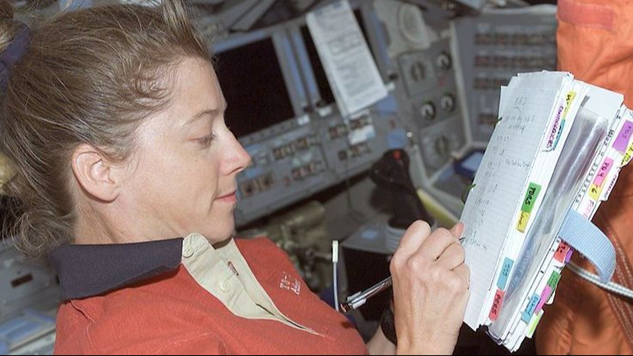 astronot menulis di luar angkasa
