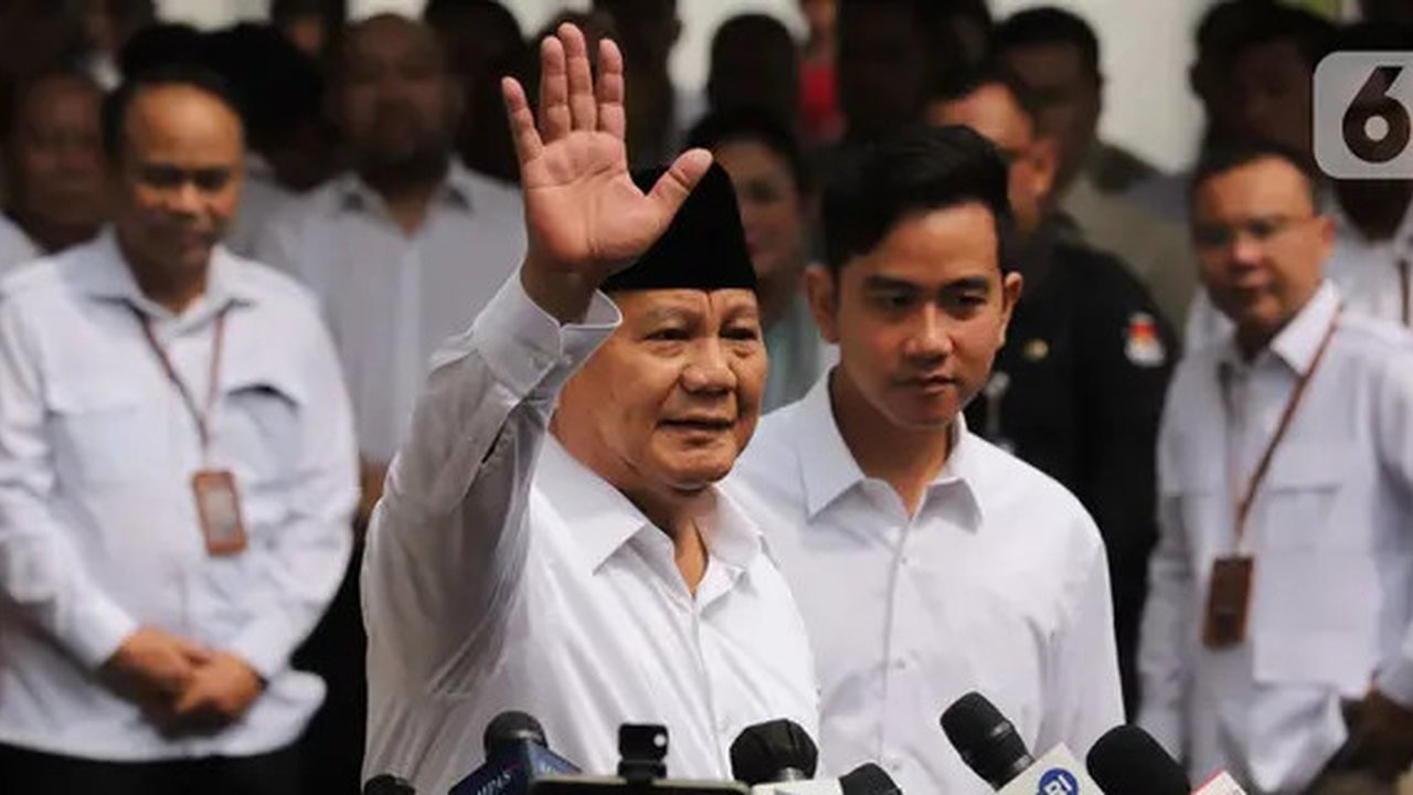 Pasangan calon presiden dan wakil presiden (Capres-Cawapres) nomor urut 2 Prabowo Subianto dan Gibran Rakabuming Raka tiba di Gedung Komisi Pemilihan Umum Republik Indonesia (KPU RI), Jakarta