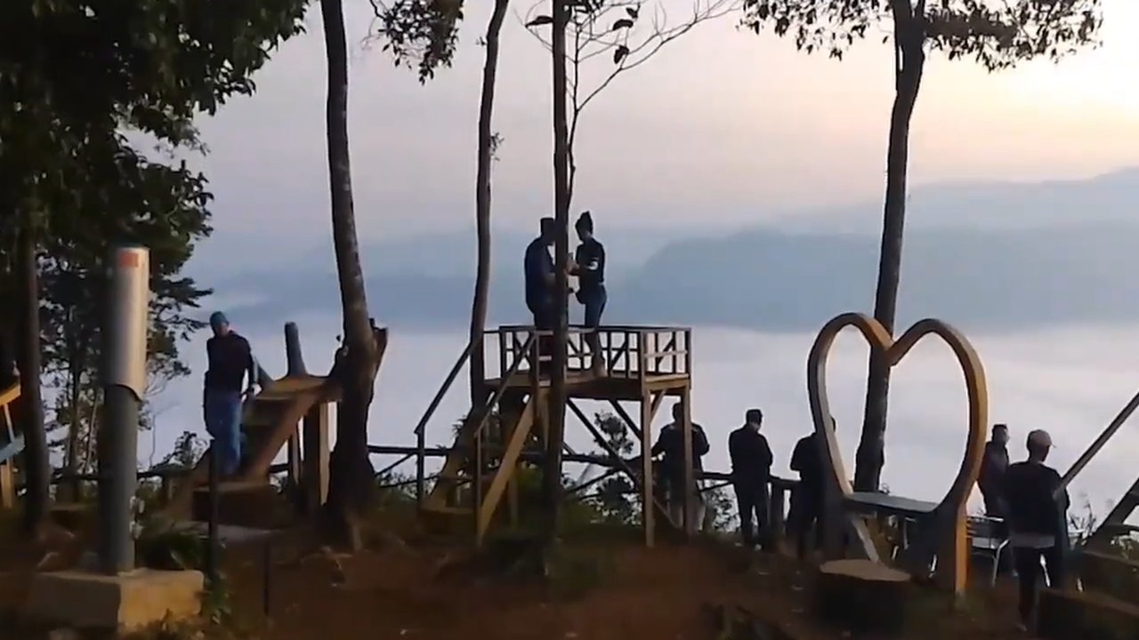 Melihat Hamparan Awan Putih di Gunung Luhur Lebak