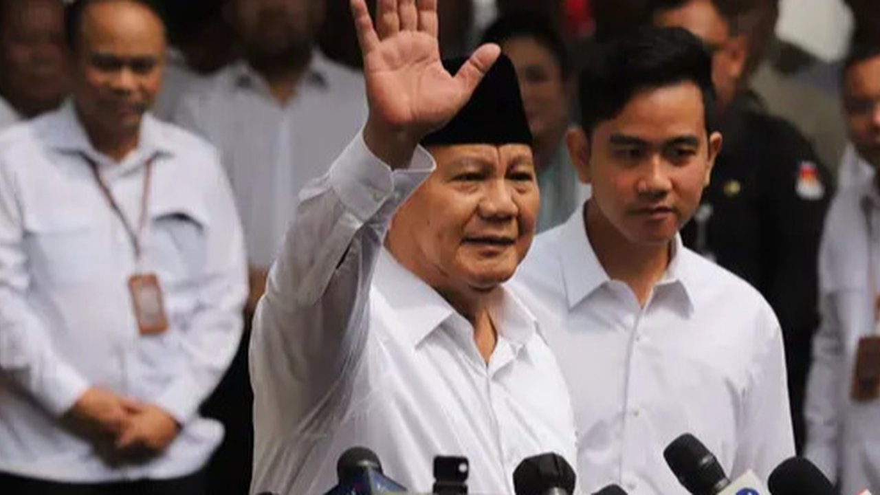 Pengacara senior Otto Hasibuan menemui Presiden terpilih Prabowo Subianto di kediaman Kertanegara, Jakarta Selatan, Selasa (15/10/2024). (Liputan6.com/ Nanda Perdana Putra)