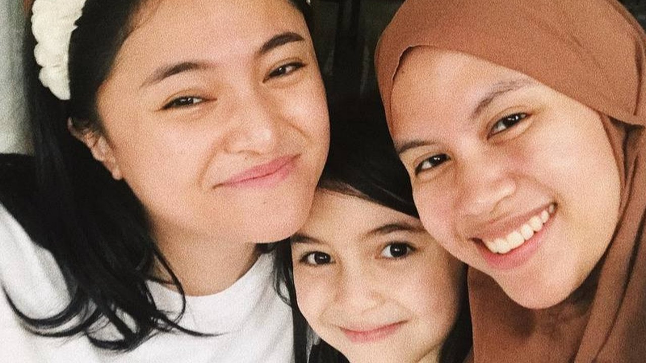 Ines juga tidak membatasi Sienna untuk bertemu ibu kandungnya, Marshanda. Keduanya juga saling berteman dan berkomunikasi dalam merawat Sienna.