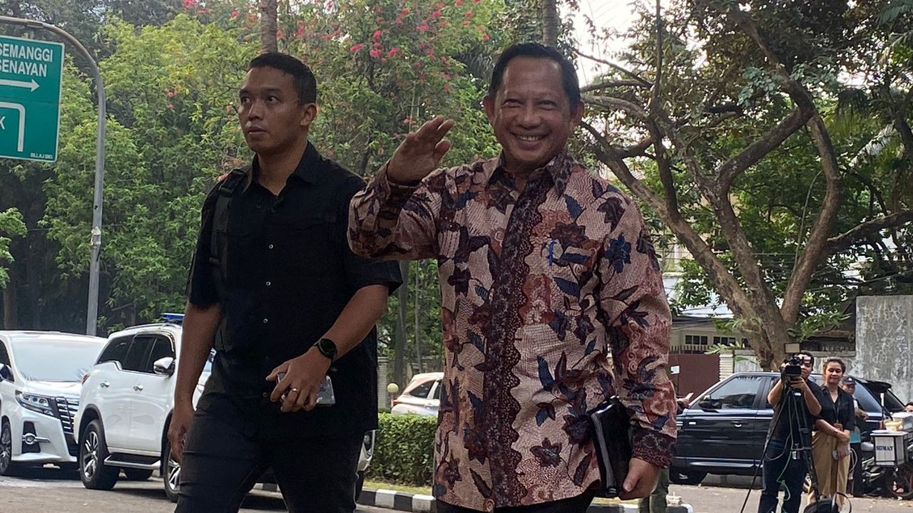 Artis yang juga pebisnis, Raffi Ahmad menyambangi kediaman Presiden terpilih Prabowo Subianto di Jalan Kertanegara IV, Jakarta, Selasa (15/10/2024).
