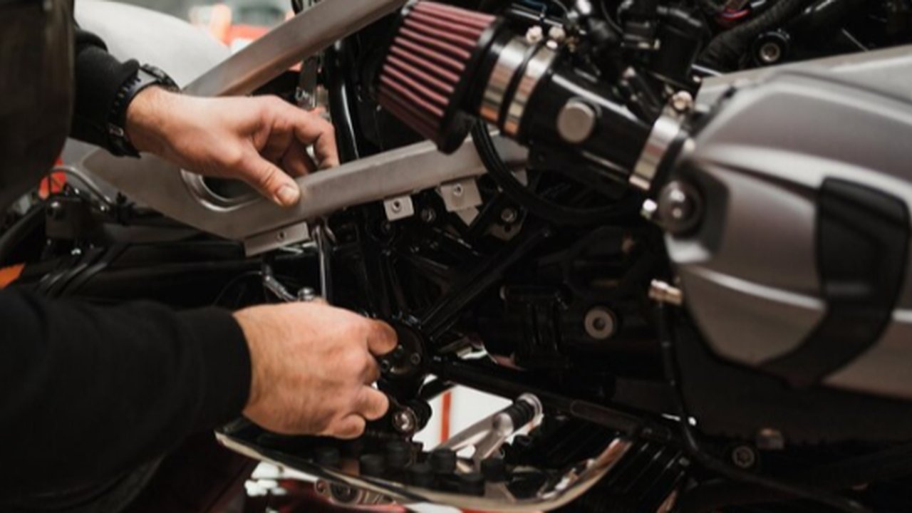 Berkurangnya volume oli motor secara cepat bisa menjadi tanda kerusakan serius pada mesin. Kenali penyebab dan cara pencegahannya agar motor tetap aman dan awet.