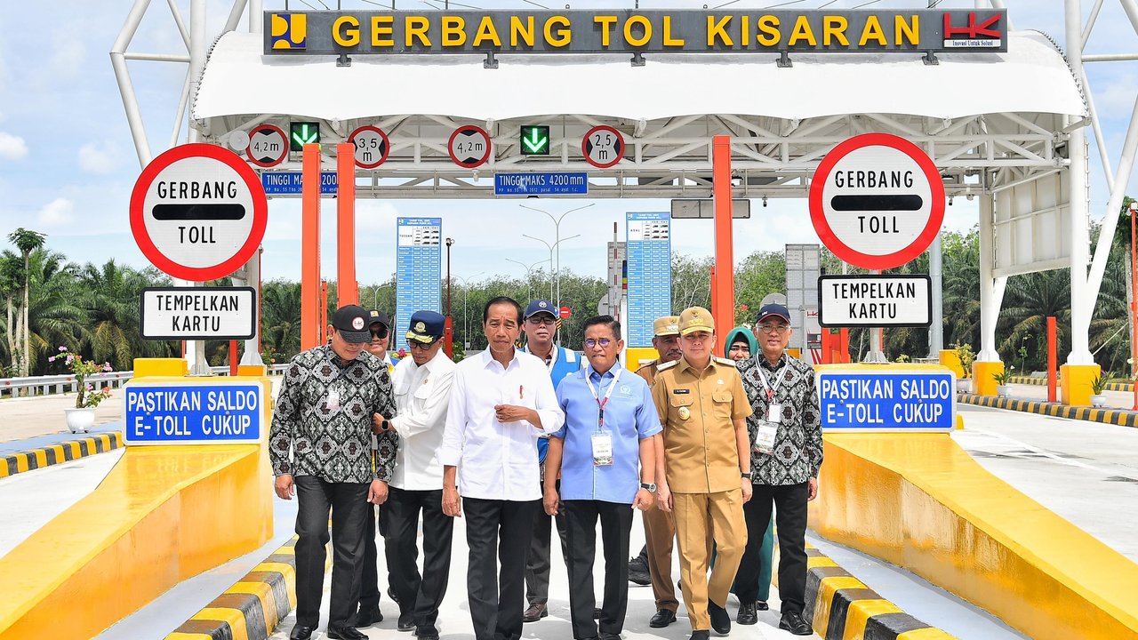 Jokowi Resmikan Dua Ruas Tol Trans Sumatera