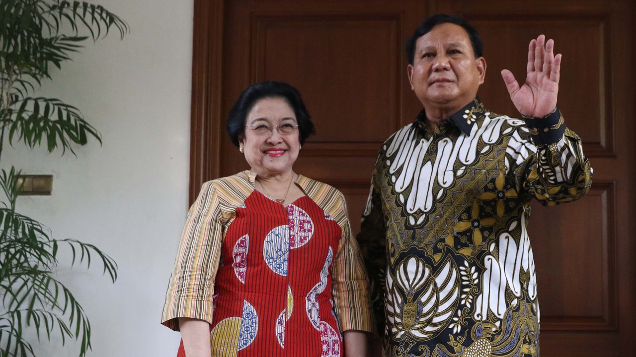 Ketua Umum PDIP, Megawati Soekarnoputri (kiri) bersama Ketua Umum Partai Gerindra, Prabowo Subianto usai melakukan pertemuan dan makan siang bersama di kediaman Megawati di Jalan Teuku Umar, Jakarta, Rabu (24/7/2019). (Liputan6.com/Helmi Fithriansyah)