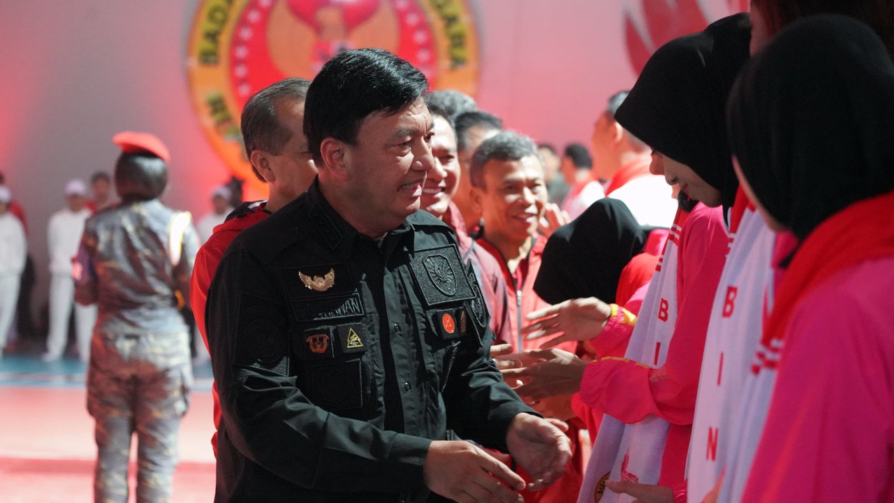 Kepala BIN Budi Gunawan menyalami para pemain yang akan memperkuat Jakarta BIN dan Jakarta STIN BIN di Proliga 2024