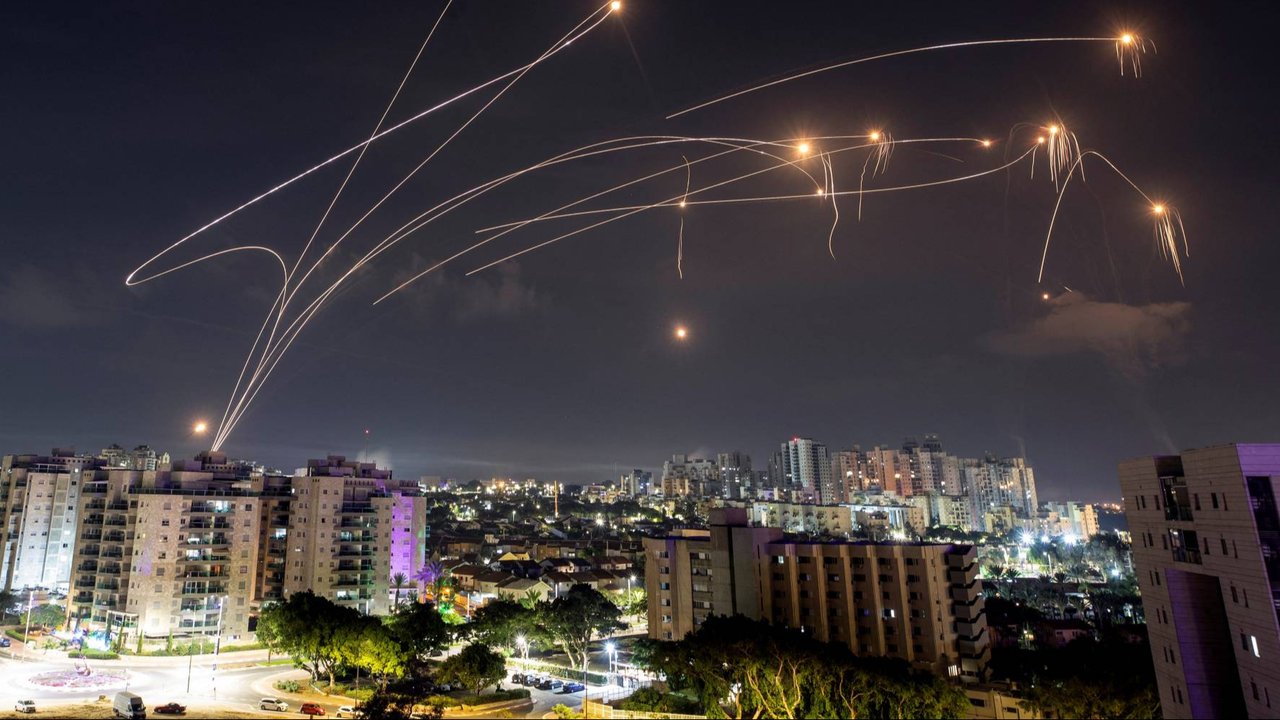 Sistem pertahanan udara Iron Dome milik Israel sedang berusaha menghalau roket Hamas yang terus menuju Kota Ashkelon, Israel, Senin (9/10/2023) pada waktu dini hari waktu setempat.