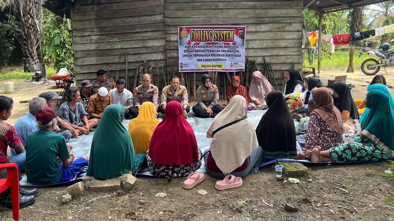 Polres Kampar Gelar Cooling System dan Bagi-Bagi Sembako di Desa Terisolir