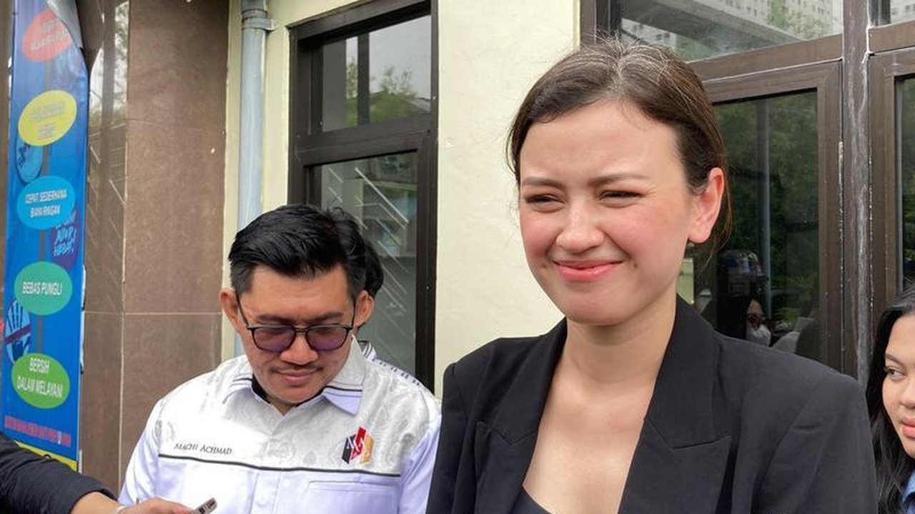 Kimberly Ryder ungkap fakta baru tentang kelakukan Edward Akbar. Ia mengaku pernah disekap Edward Akbar, setelah suami menjatuhkan talak.