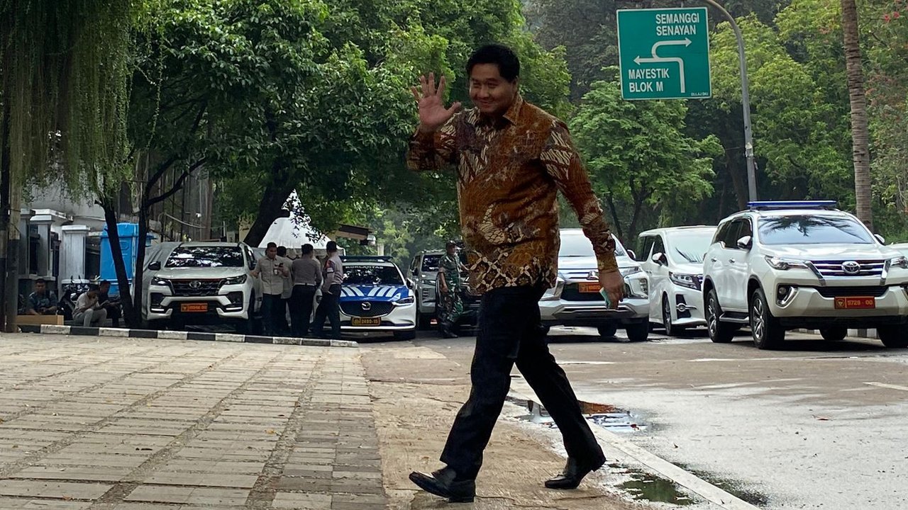 Politisi senior Maruarar Sirait menyambangi kediaman Prabowo di Jalan Kertanegara, Jakarta Selatan, pada Selasa (14/10/2024). (Liputan6.com/Hiysam Adyatma)