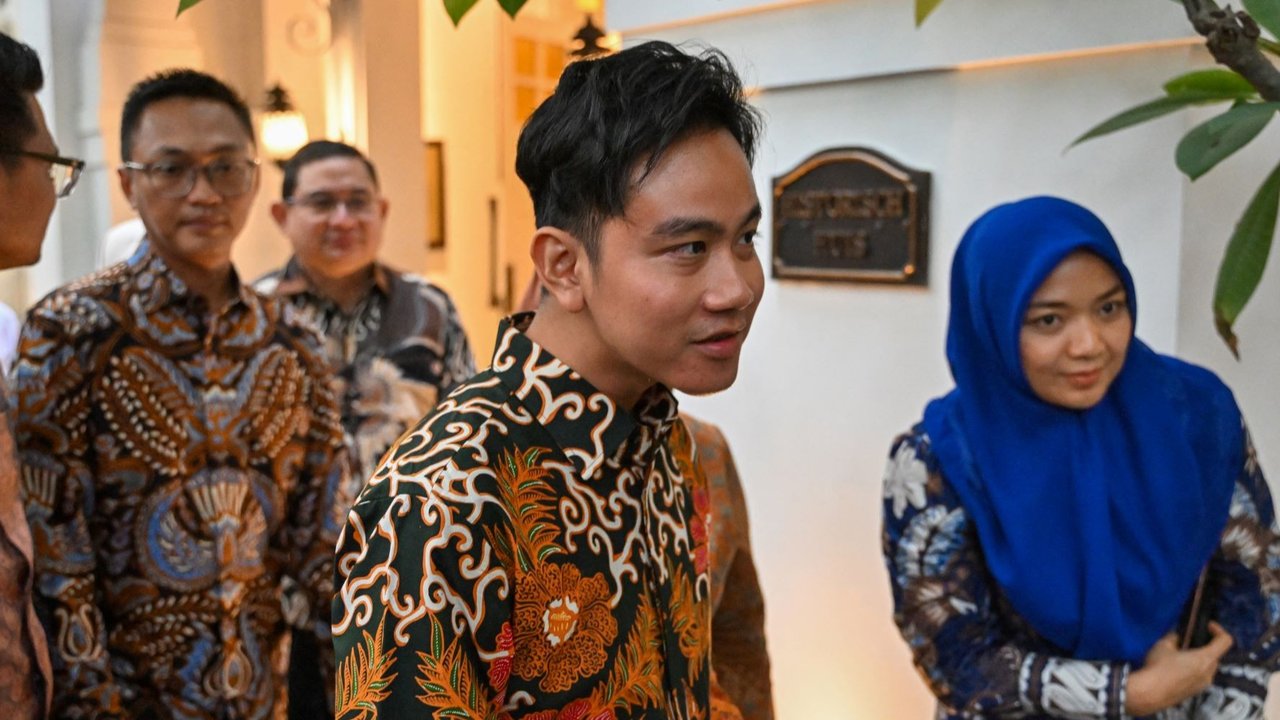 Ketua Majelis Permusyawaratan Rakyat (MPR) Ahmad Muzani (kanan) dan wakil presiden terpilih Indonesia Gibran Rakabuming Raka (kiri) berbicara dengan wartawan setelah pertemuan di Jakarta pada 14 Oktober 2024, menjelang pelantikan presiden dan wakil presiden negara itu pada 20 Oktober.