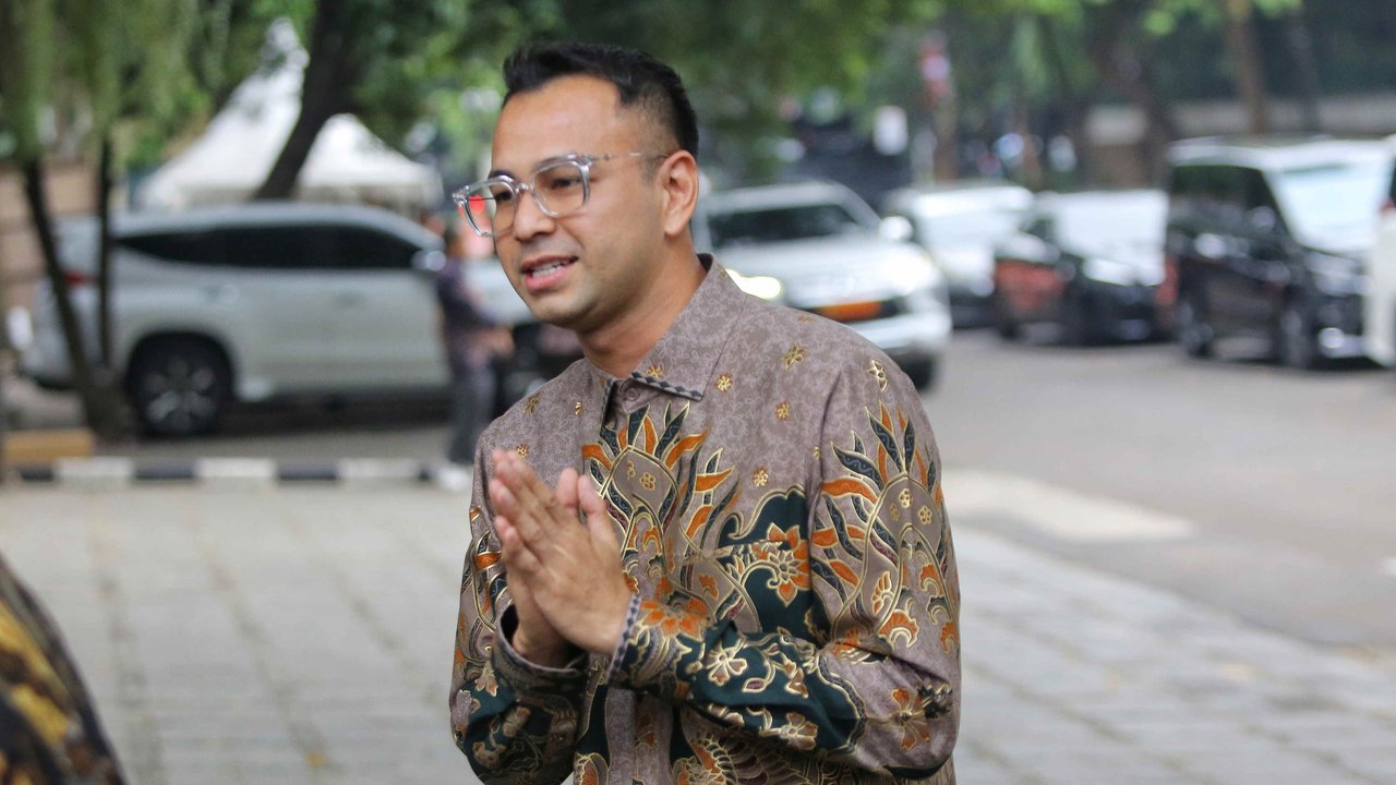 Artis yang juga pebisnis, Raffi Ahmad menyambangi kediaman Presiden terpilih Prabowo Subianto di Jalan Kertanegara IV, Jakarta, Selasa (15/10/2024).