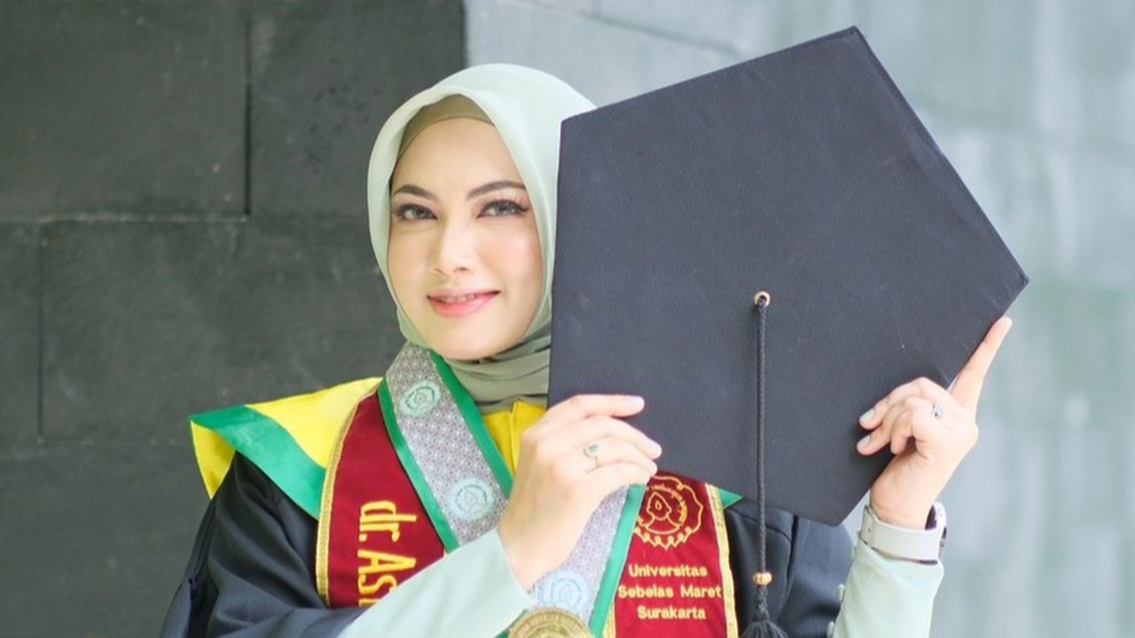 Astrid Gayatri menjalani wisuda periode VIII 2024 di Universitas Sebelas Maret, Surakarta. Dengan ini, gelar dokter ia resmi menyandang gelar dokter spesialis telinga hidung tenggorokan & bedah kepala leher (Sp.THT BKL).
