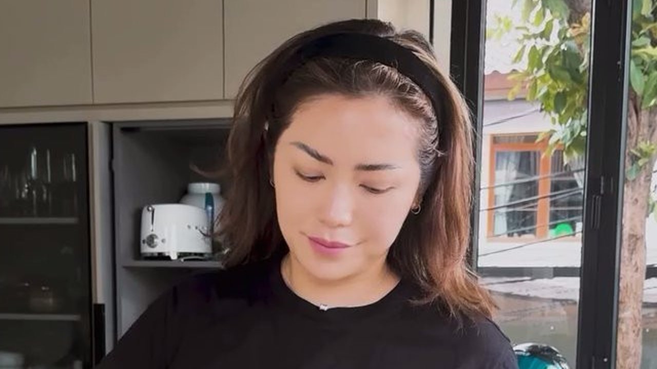 7 Potret Dapur Rumah Jessica Iskandar yang Bergaya Modern dengan Konsep Open Space, Dilengkapi Jendela Lebar