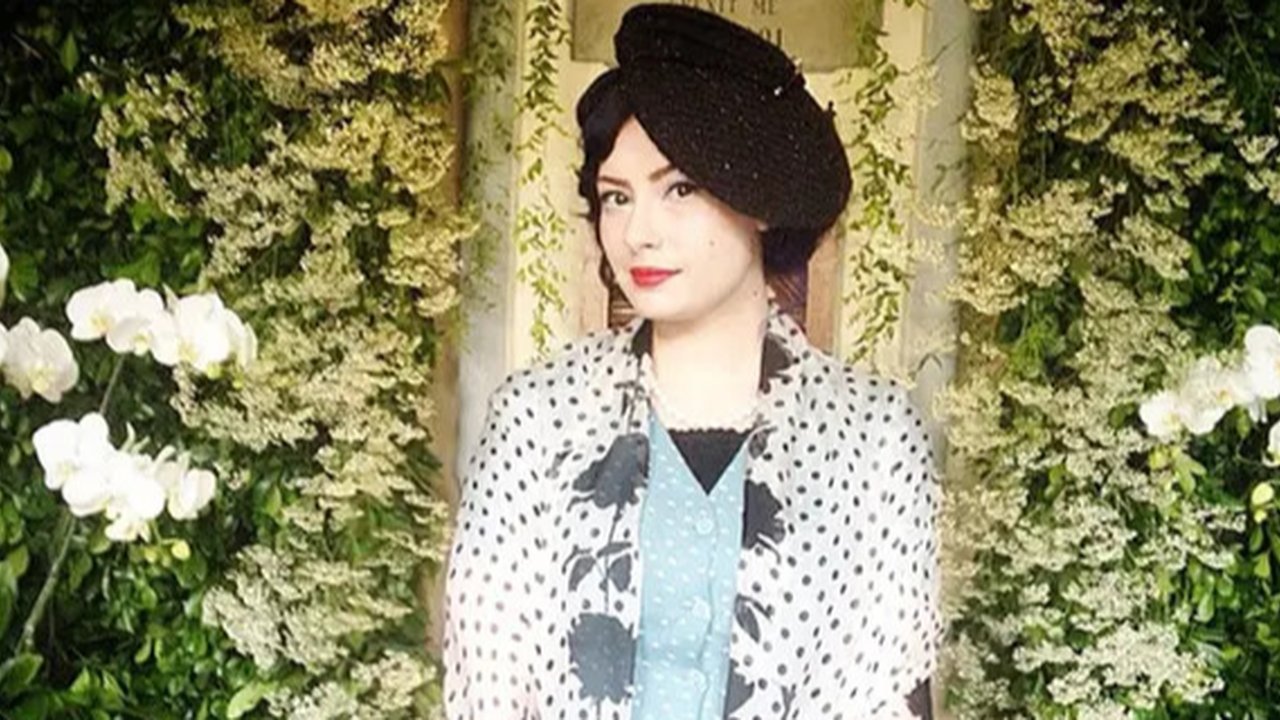 Istri Derby Romero ini merupakan model pin up dan seorang fashion desainer. Meski penampilannya sering disebut tua dan dicibir, namun Claudia tetap jadi diri sendiri. Berawal dari ngefans, hubungan Derby Romero dan Claudia Adinda melaju sampai ke pelaminan. Sebelum menikah tahun 2017, Derby dan Claudia Adinda pernah pacaran selama 2,5 tahun sejak 2015. (Liputan6.com/IG/@miss_adinda_mae)