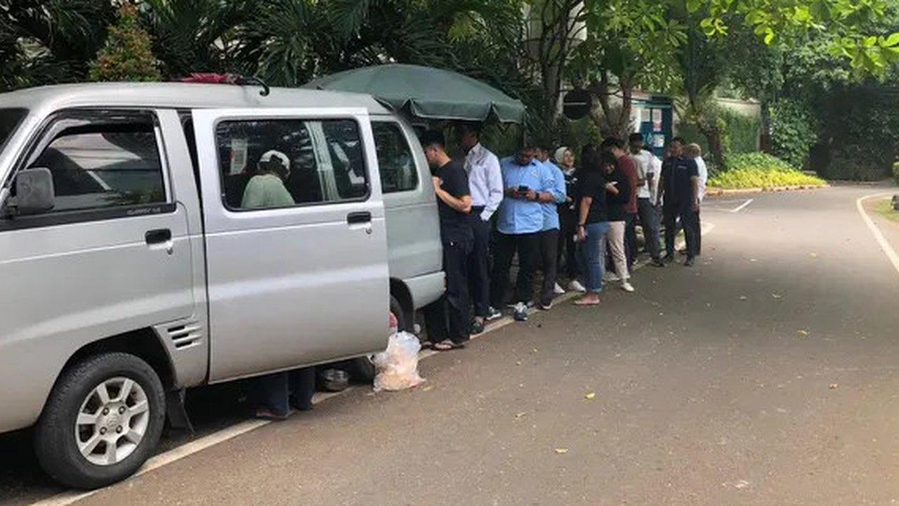 Kumpulan menu Warung Nasi Mobil di Taman Bangkeng, depan rumah Sandiaga Uno (dok. Liputan6.com/Maheza Nurmiagita)