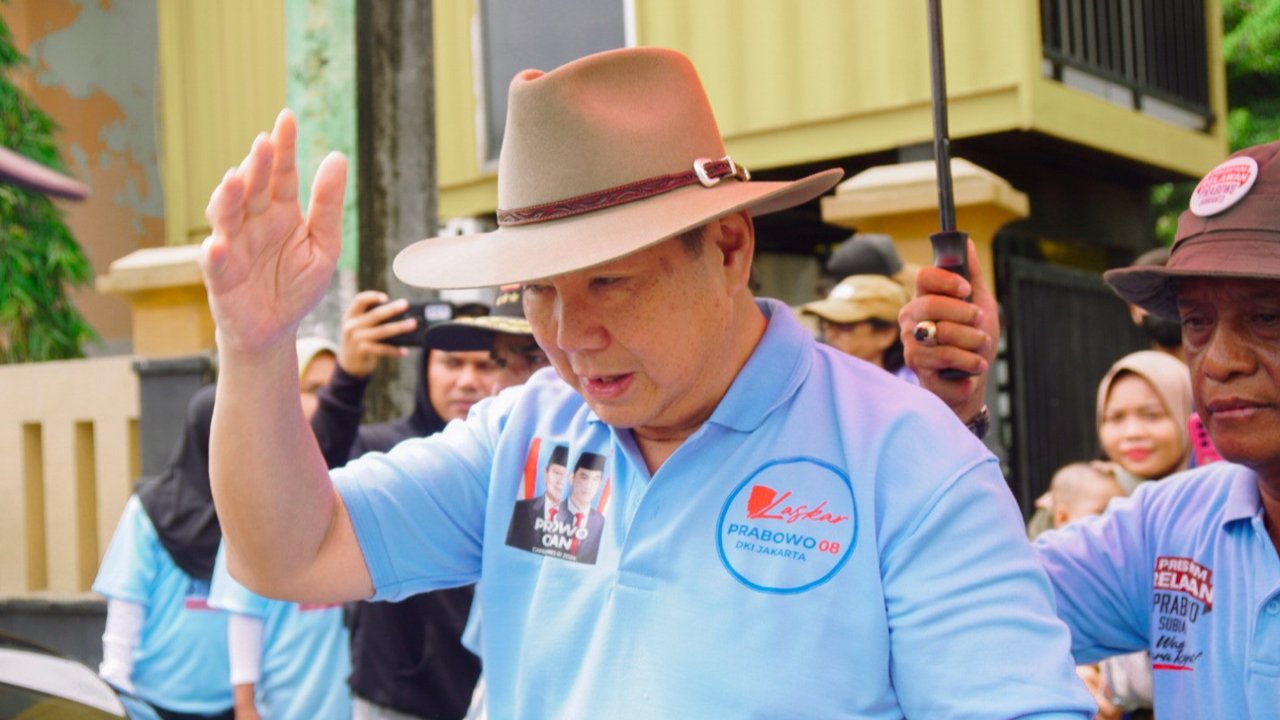 Presidium Relawan Prabowo Subianto (PRPS) dan adik kandung calon presiden (capres) nomor urut 02 Prabowo Subianto, Hashim Djojohadikusumo menyambangi Desa Pantai Bahagia, Kecamatan Muara Gembong, Kabupaten Bekasi, Jawa Barat pada Rabu 17 Januari 2024. (Liputan6.com/Fachrur Rozie)