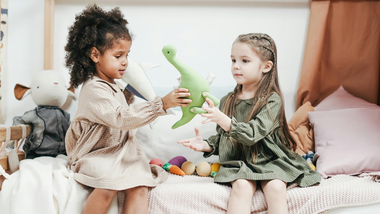 Tips Membangun Kebiasaan Berbagi pada Anak