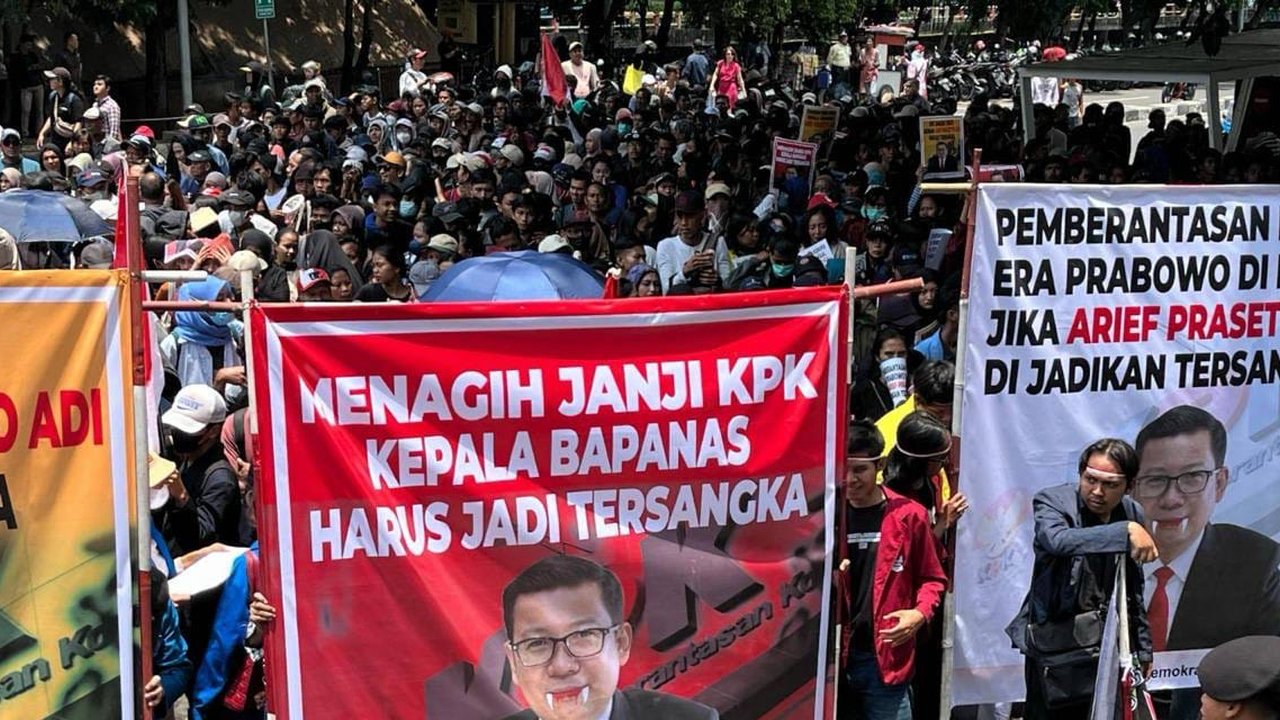 Ratusan Massa Unjuk Rasa Depan KPK Desak Usut Tuntas soal Denda Impor Beras