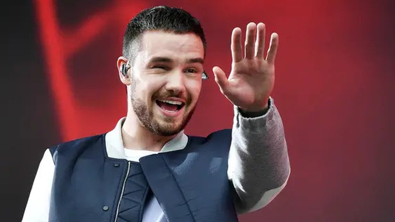 Investigator Forensik terlihat di lokasi kematian Liam Payne di hotel yang terletak di Buenos Aires, Argentina. (AP Photo/Natacha Pisarenko -  Vianney Le Caer/Invision/AP, File)