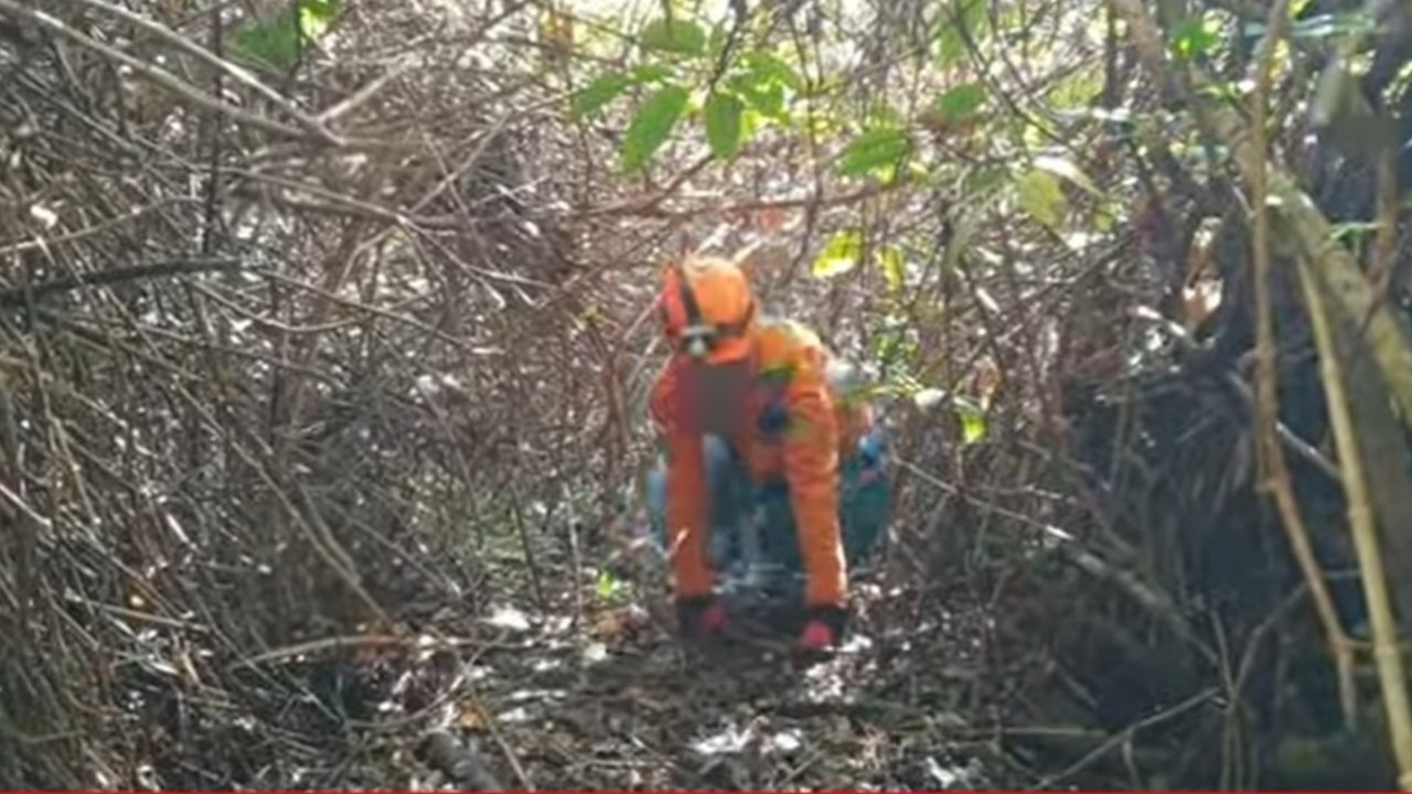 Proses evakuasi siswi SMK yang tersesat di Gunung Slamet