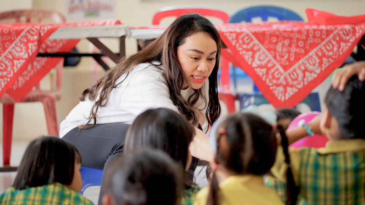 Zita Anjani saat memberikan brownies rendah gula ke anak PAUD di Jakarta Timur. (Foto: Istimewa)