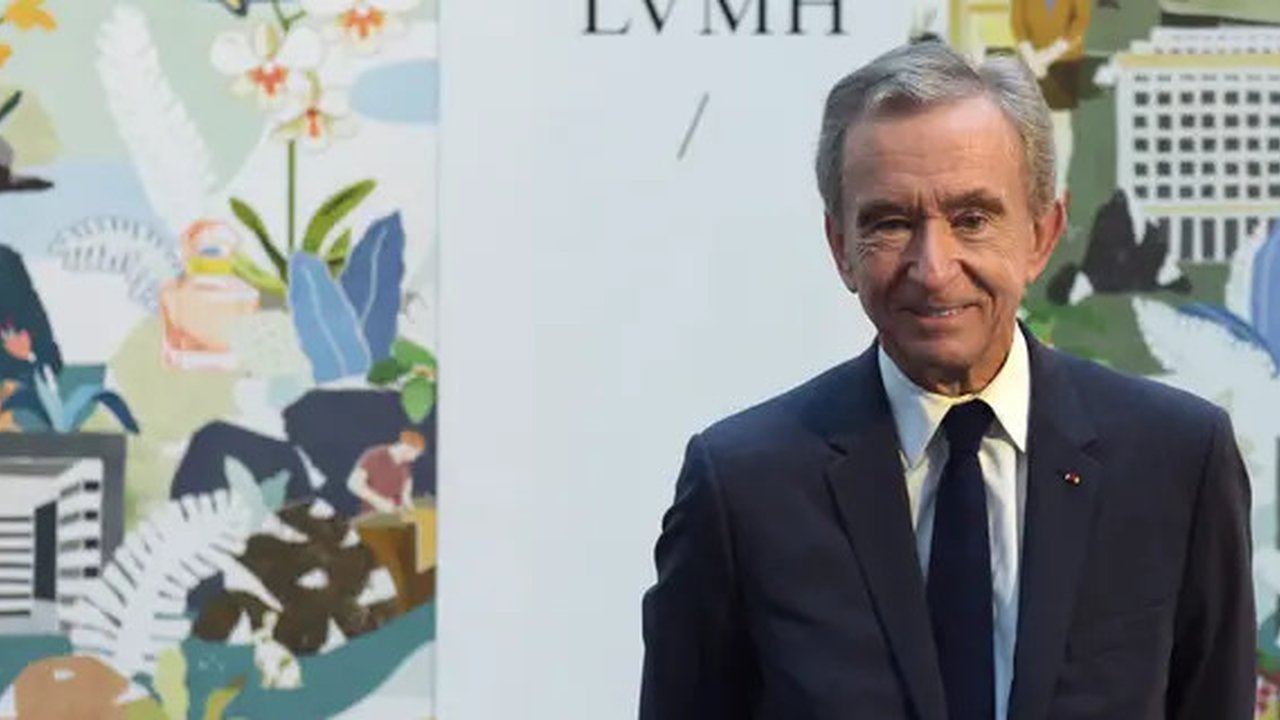 CEO LVMH Bernard Arnault mengumumkan hasil grup tahun 2022 di markas LVMH di Paris pada 26 Januari 2023. (Stefano Rellandini/AFP)