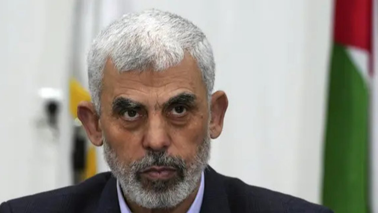 Yahya Sinwar (kanan depan), menyapa pendukungnya di dekat rumahnya di Khan Yunis, Gaza, pada 19 Oktober 2011.