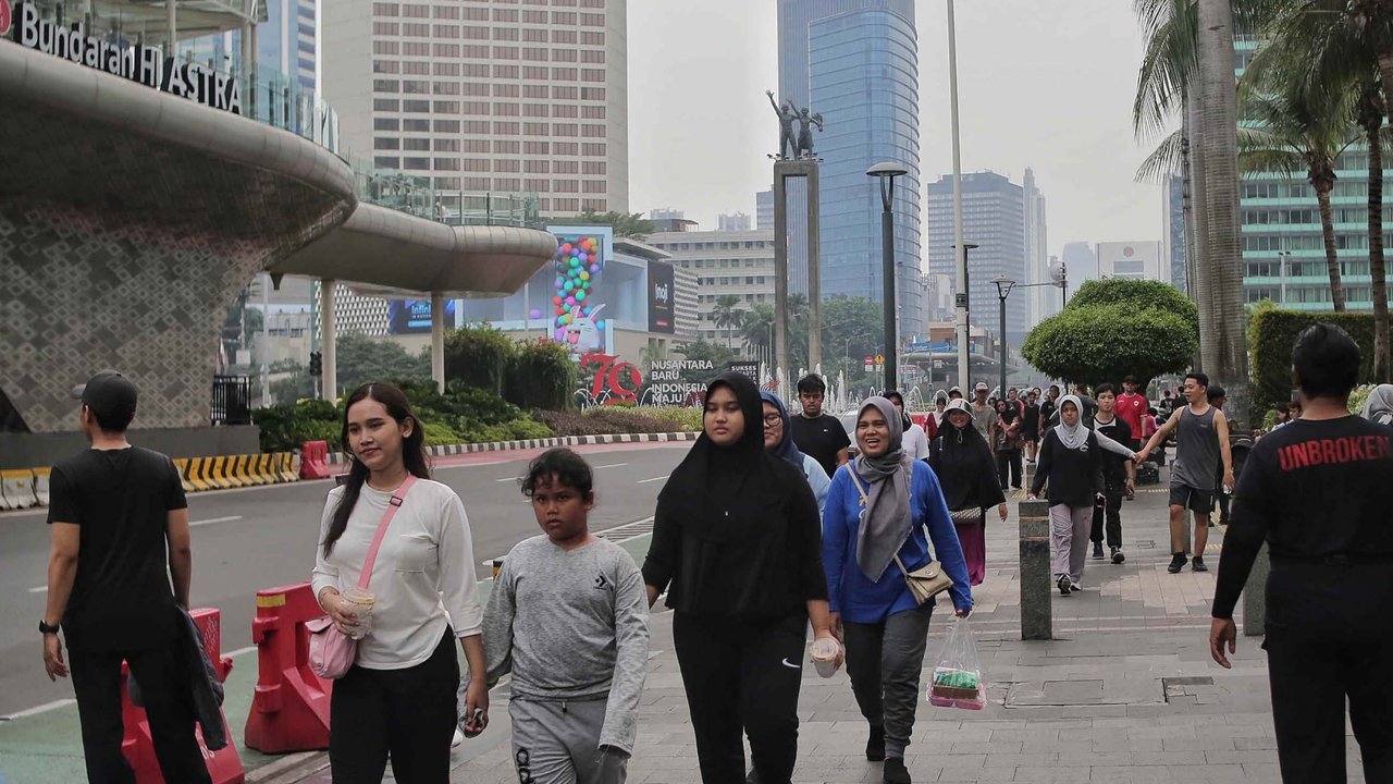 Meski pelaksanaan Hari Bebas Kendaraan Bermotor (HBKB) atau Car Free Day (CFD) di Jakarta ditiadakan namun beberapa warga mengisi akhir pekan dengan berolahraga di kawasan sekitar Bundaran Hotel Indonesia (HI) Jakarta. (Liputan6.com/Angga Yuniar)