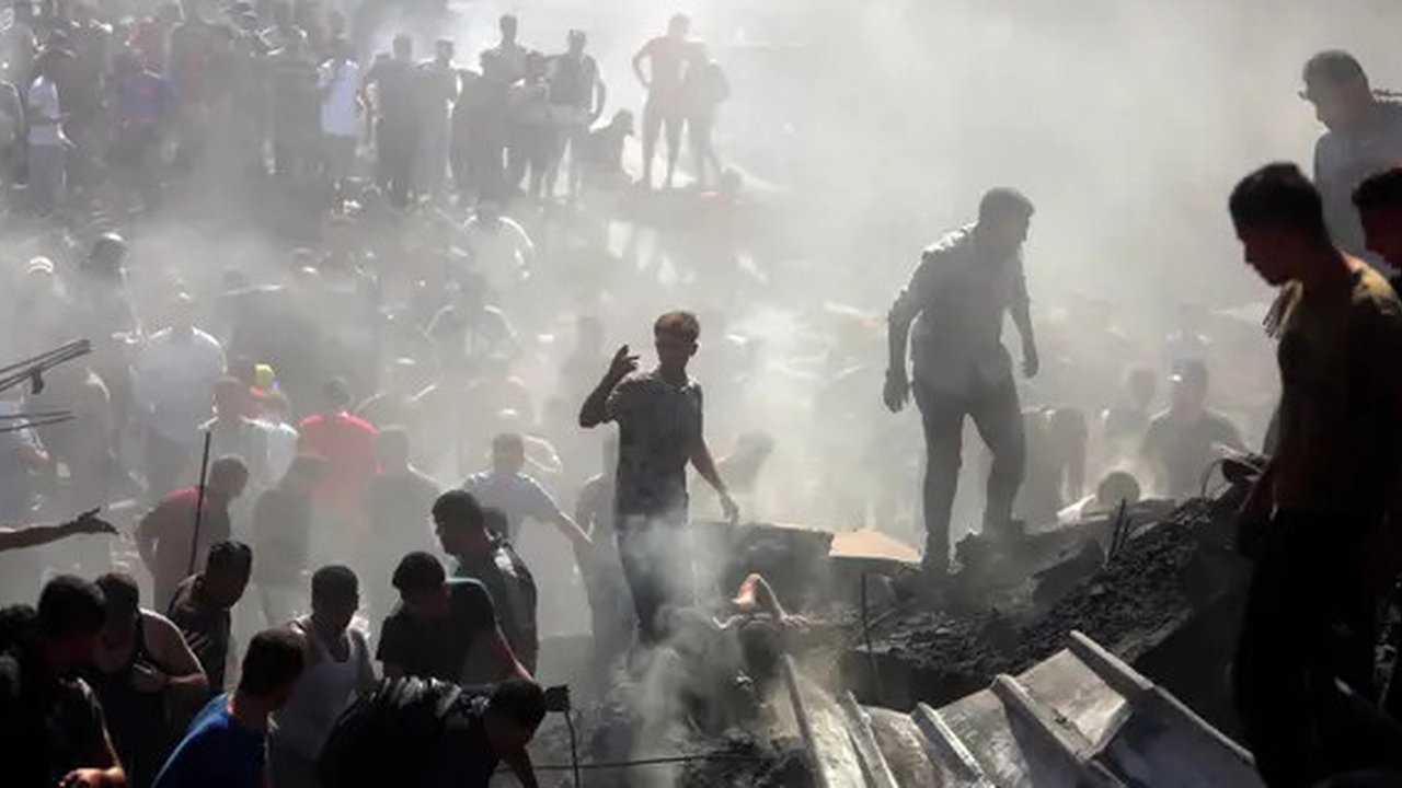 Warga Palestina memeriksa puing-puing bangunan yang hancur setelah serangan udara Israel di kota Khan Younis, Jalur Gaza selatan, Kamis, 26 Oktober 2023. (AP Photo/Mohammed Dahman)