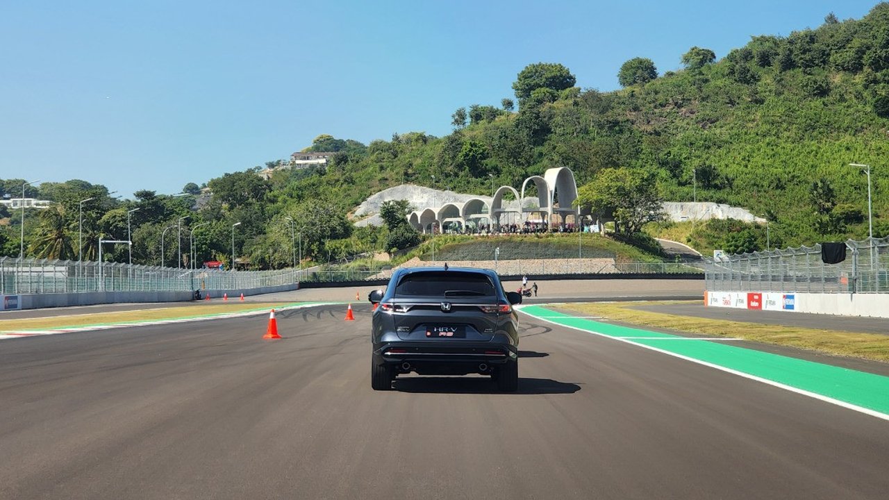 Mitsubishi Triton andalan tim Mitsubishi Ralliart unjuk performa di ajang reli lintas negara AXCR 2022 dari Thailand ke Kamboja. (ist)