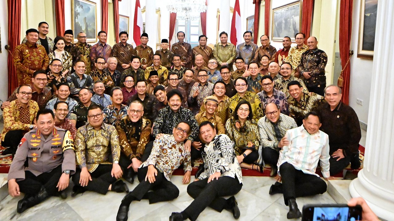 Jokowi-Maruf makan siang bareng menteri Kabinet Indonesia Maju di Istana