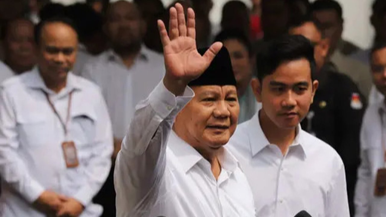 Pengacara senior Otto Hasibuan menemui Presiden terpilih Prabowo Subianto di kediaman Kertanegara, Jakarta Selatan, Selasa (15/10/2024). (Liputan6.com/ Nanda Perdana Putra)