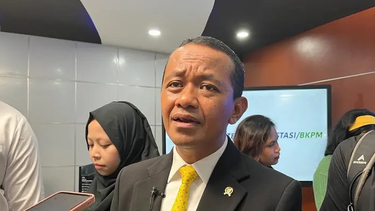 Menteri Investasi/Kepala Badan Koordinasi Penanaman Modal (BKPM) Bahlil Lahadalia Kantor Kementerian Investasi/BKPM, Jumat (21/7/2023). Bahlil mengungkap realisasi investasi di berbagai wilayah Indonesia. (Arief/Liputan6.com)