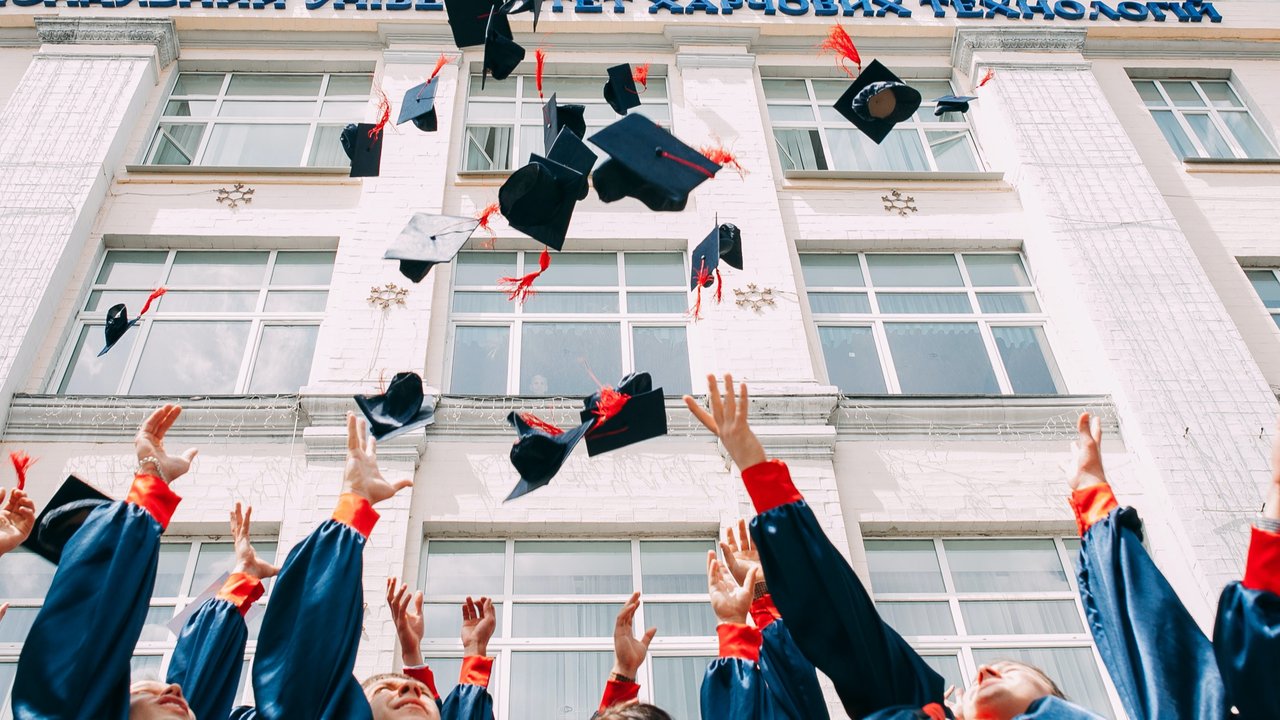 <p>Ilustrasi wisuda, kelulusan. (Photo by Caleb Woods on Unsplash)</p>