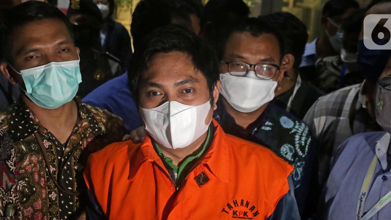 Bupati Tanah Bumbu periode 2010-2015 dan 2016-2018 yang juga kader Partai Demokrasi Indonesia Perjuangan (PDI-P), Mardani H. Maming usai dihadirkan rilis penahanan di Gedung KPK, Jakarta, Kamis (28/7/2022). Mardani disangkakan melanggar Pasal 12 huruf a atau Pasal 12 huruf b atau Pasal 11 UU Pemberantasan Korupsi juncto Pasal 55 ayat 1 ke-1 KUHP. (Liputan6.com/Helmi Fithriansyah)