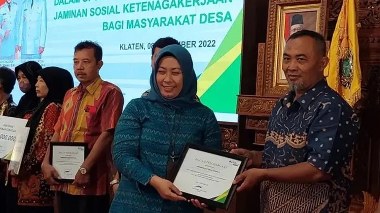 Pemerintah Desa Wunut Mendapatkan Pehargaan dari BPJS KETENAGAKERJAAN atas prestasi yang telah diraih, yaitu telah mendaftarkan seluruh kepala keluarga di Desa Wunut menjadi peserta BPJS KETENAGAKERJAAN.
