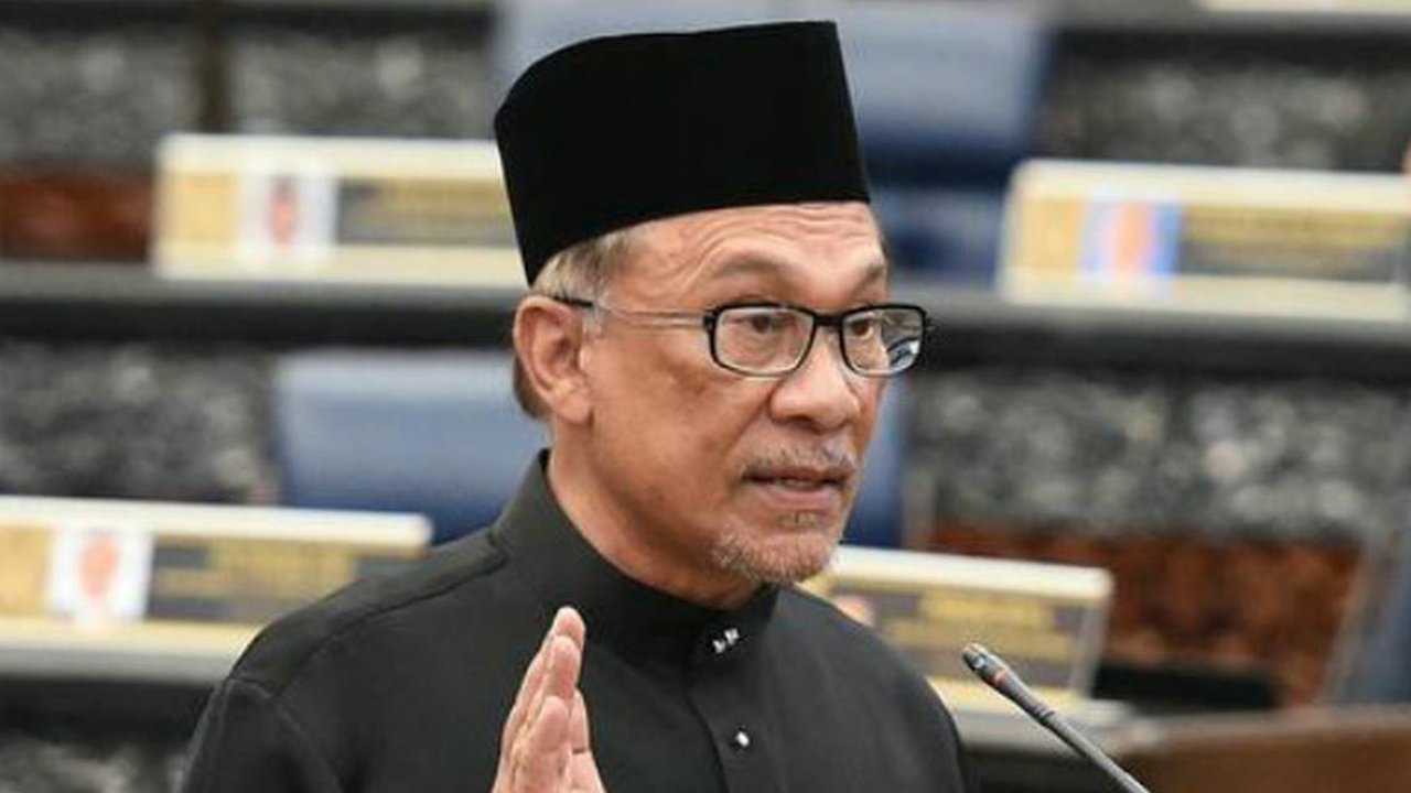 Ketua Partai Keadilan Rakyat Malaysia, Anwar Ibrahim mengucapkan sumpah jabatan dalam upacara pelantikan di Gedung Parlemen, Kuala Lumpur, Senin (15/10). Anwar Ibrahim dilantik sebagai anggota parlemen setelah memenangkan pemilu sela. (MOHD RASFAN/AFP)
