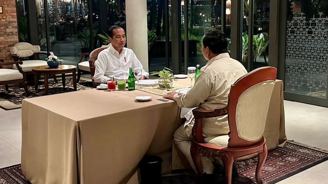 Jokowi dan Prabowo Pakai baret brimob naik Maung