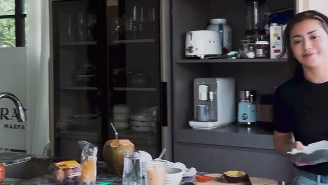 7 Potret Dapur Rumah Jessica Iskandar yang Bergaya Modern dengan Konsep Open Space, Dilengkapi Jendela Lebar